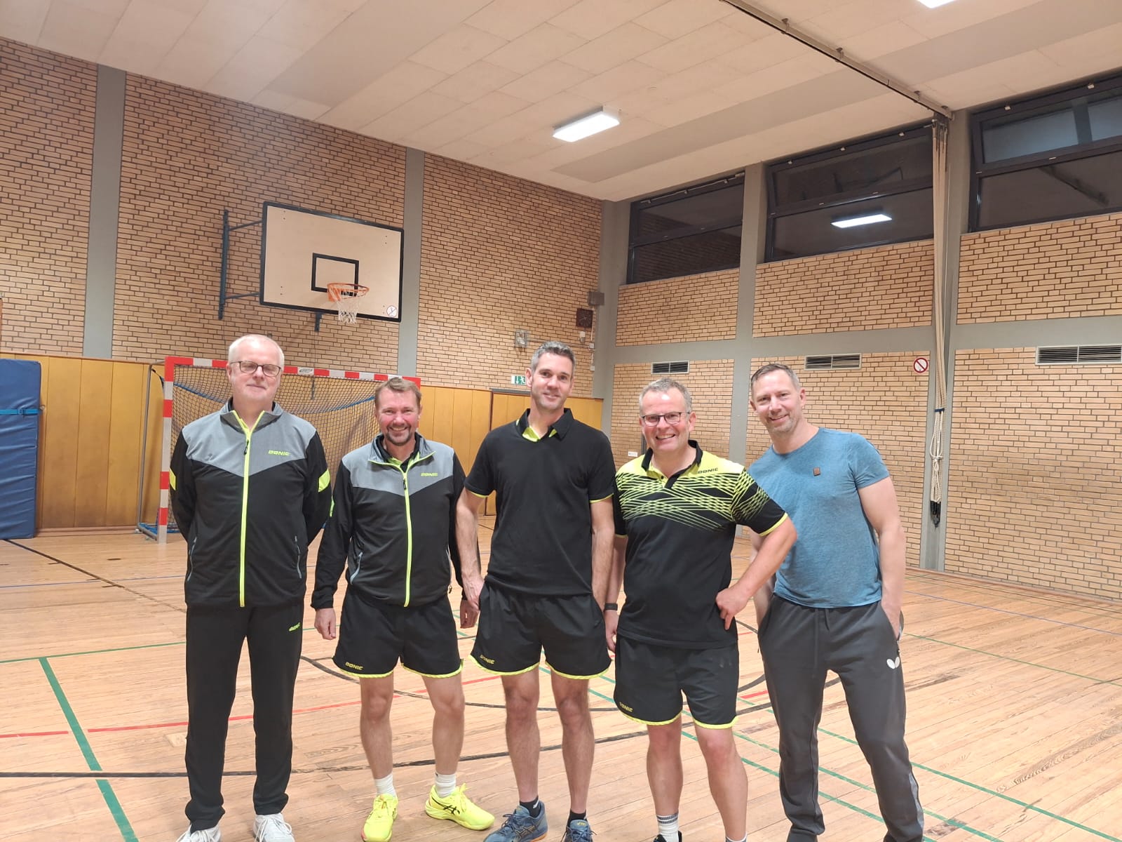Die 1. Tischtennis-Mannschaft des SC Schwarz-Weiß Friesheim in der Turnhalle