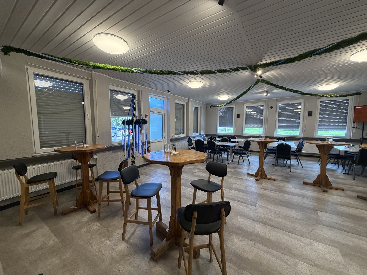 Einblick 2 ins Vereinsheim mit Tischen, Sitzgelegenheiten und Oktoberfest-Dekoration 2026